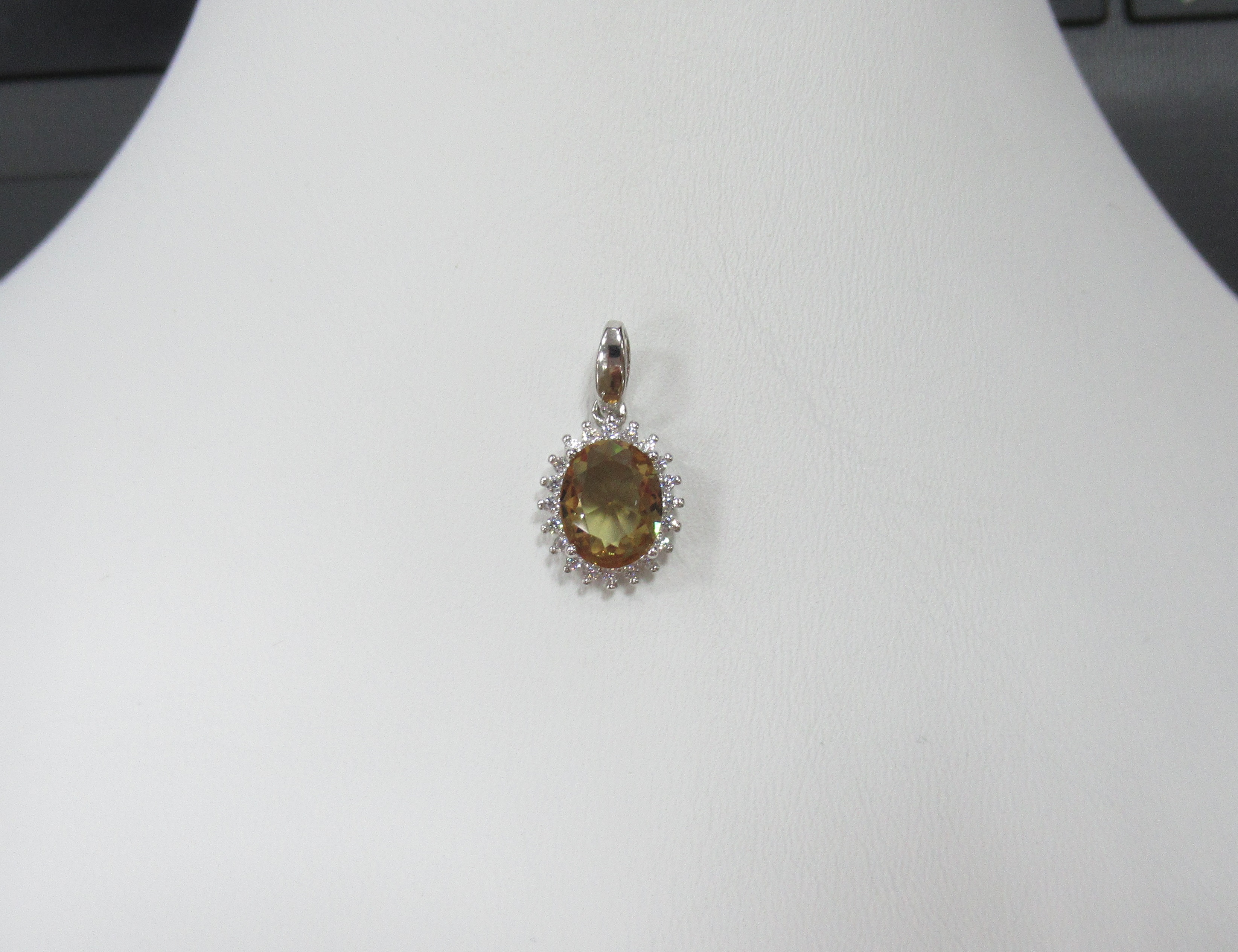 Серебряная подвеска с султанитом